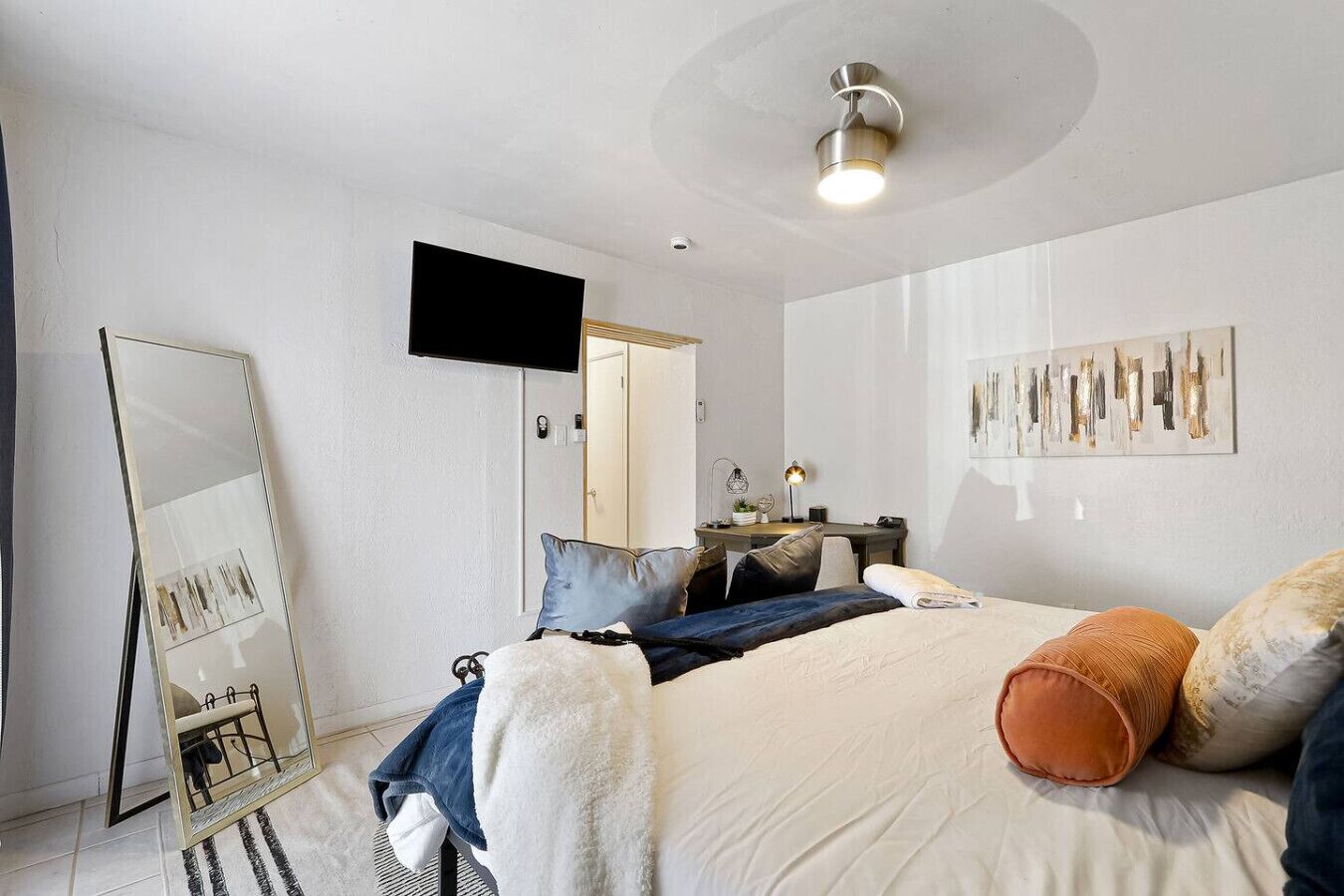 2 bedrooms, desk, iron/ironing board, travel crib