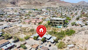 Un quartier résidentiel où une icône de maison rouge bien visible indique un emplacement.