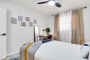 2 camere, una scrivania, ferro/asse da stiro, culla da viaggio