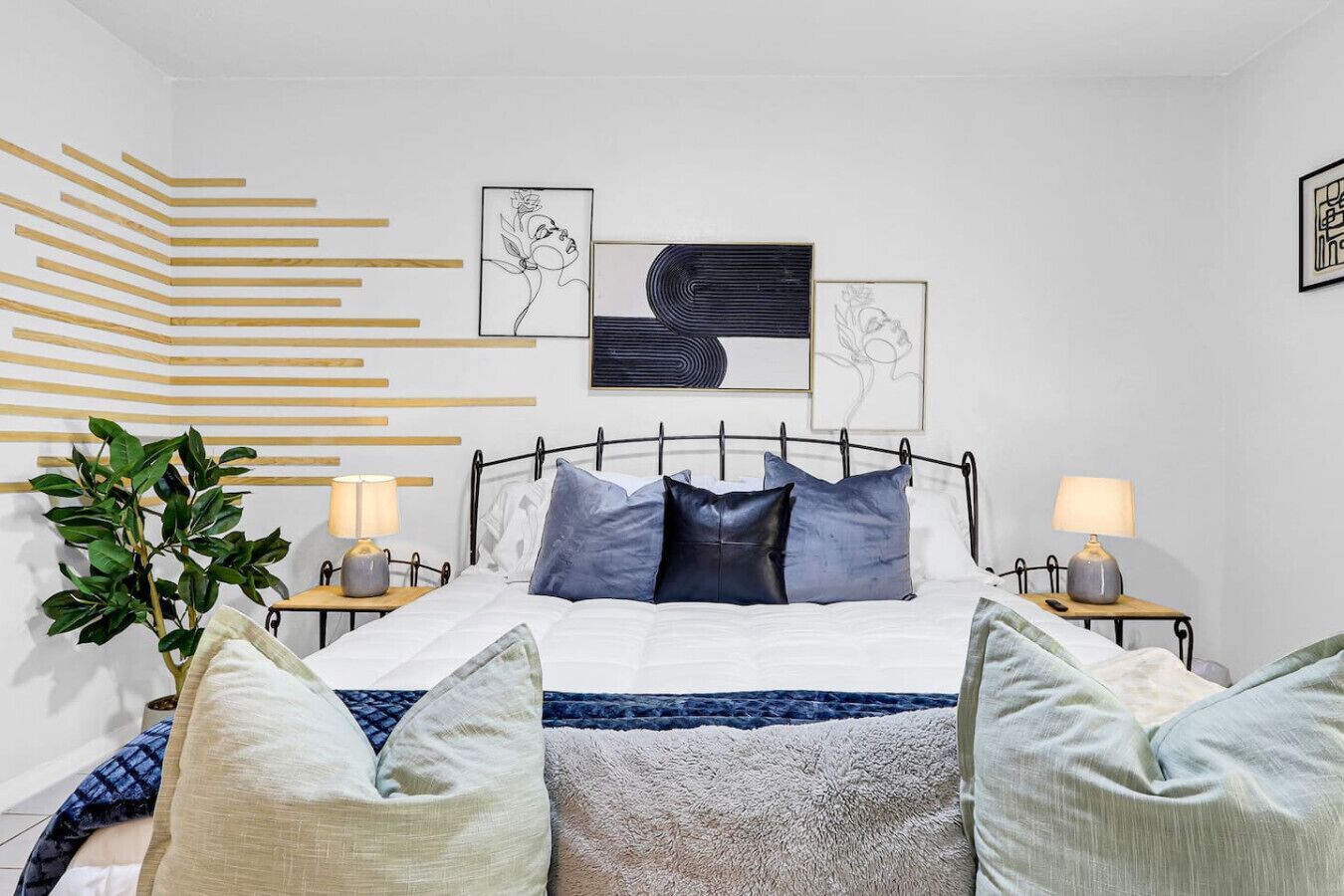 2 quartos, escrivaninha, ferros/tábuas de passar roupa, berço de viagem