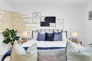 2 chambres, bureau, fer et planche à repasser, lit parapluie