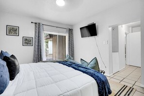 2 camere, una scrivania, ferro/asse da stiro, culla da viaggio