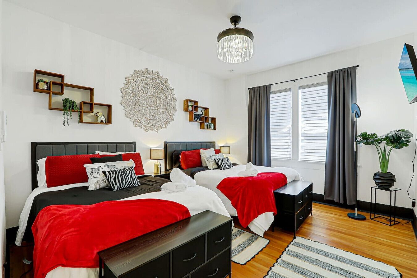 2 Schlafzimmer, Schreibtisch, Bügeleisen/Bügelbrett, Reisekinderbett