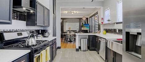 Een koelkast, een microgolfoven, een oven, een kookplaat