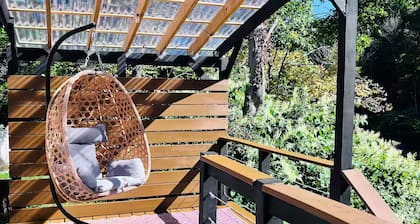 Peaceful Creekside Home and minutes to hunter Slopes