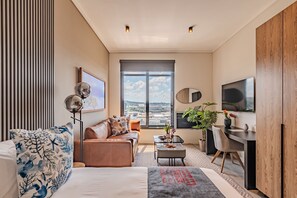 1 bedroom, iron/ironing board, WiFi, bed sheets - Serene Studio Apt w free WiFi, air-con, kitchen, work desk, TV, sofa & wardrobe. (Pretoria)