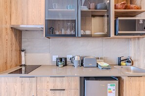 Microwave, stovetop - Serene Studio Apt w free WiFi, air-con, kitchen, work desk, TV, sofa & wardrobe. (Pretoria)