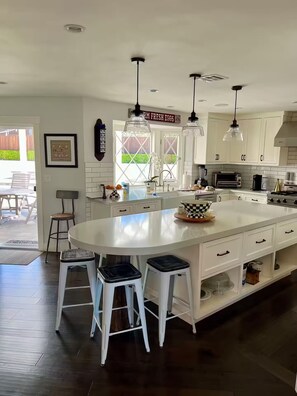 ثلاجة، فرن، موقد طهي مسطح، غسالة أطباق