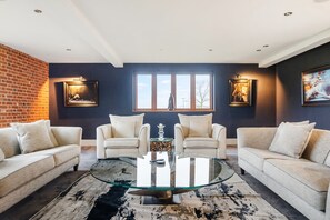 TV, fireplace, video games, table tennis