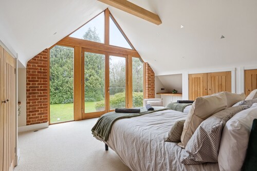 Luxury Estate w/ 6 Acres, Gym, Annex, Games Room!