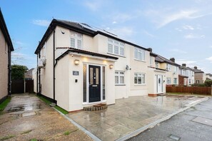 Exterior - Windermere - Modern & Spacious House (Greater London)