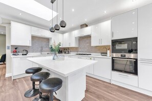 Fridge, microwave, oven, stovetop - Windermere - Modern & Spacious House (Greater London)