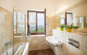 Shower, hair dryer - Lovely home in Oprtalj with sauna (Oprtalj)