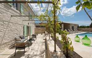 A heated pool - Stunning home in Zminj with sauna (Zminj)