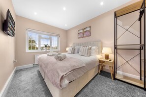 3 bedrooms - Unwind in Style+3BR Twickenham Home+Garden Retreat (Greater London)