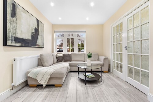 Unwind in Style+3BR Twickenham Home+Garden Retreat