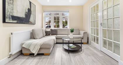 Unwind in Style+3BR Twickenham Home+Garden Retreat