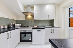 Private kitchen - Unwind in Style+3BR Twickenham Home+Garden Retreat (Greater London)
