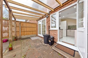 Terrace/patio - Unwind in Style+3BR Twickenham Home+Garden Retreat (Greater London)