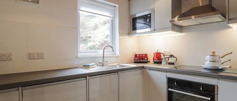 Batterie de cuisine, vaisselle et ustensiles