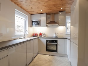 เครื่องครัว/จาน/ช้อนส้อม