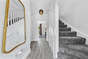 Interior - Relax & Recharge+Spacious 4BR+Ideal for Families (Greater London)