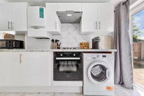 Microwave, oven, stovetop, dishwasher - Your Perfect Luton Escape+Sleeps 8+Stylish Living (Luton)
