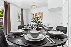Dining - Fast WiFi & 5 Beds | Group Getaway | Sleeps 7 (Greater London)