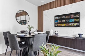 Dining - Fast WiFi & 5 Beds | Group Getaway | Sleeps 7 (Greater London)