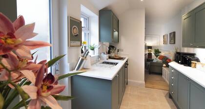 Charming house - 3 BR, FREE Parking, Stamford