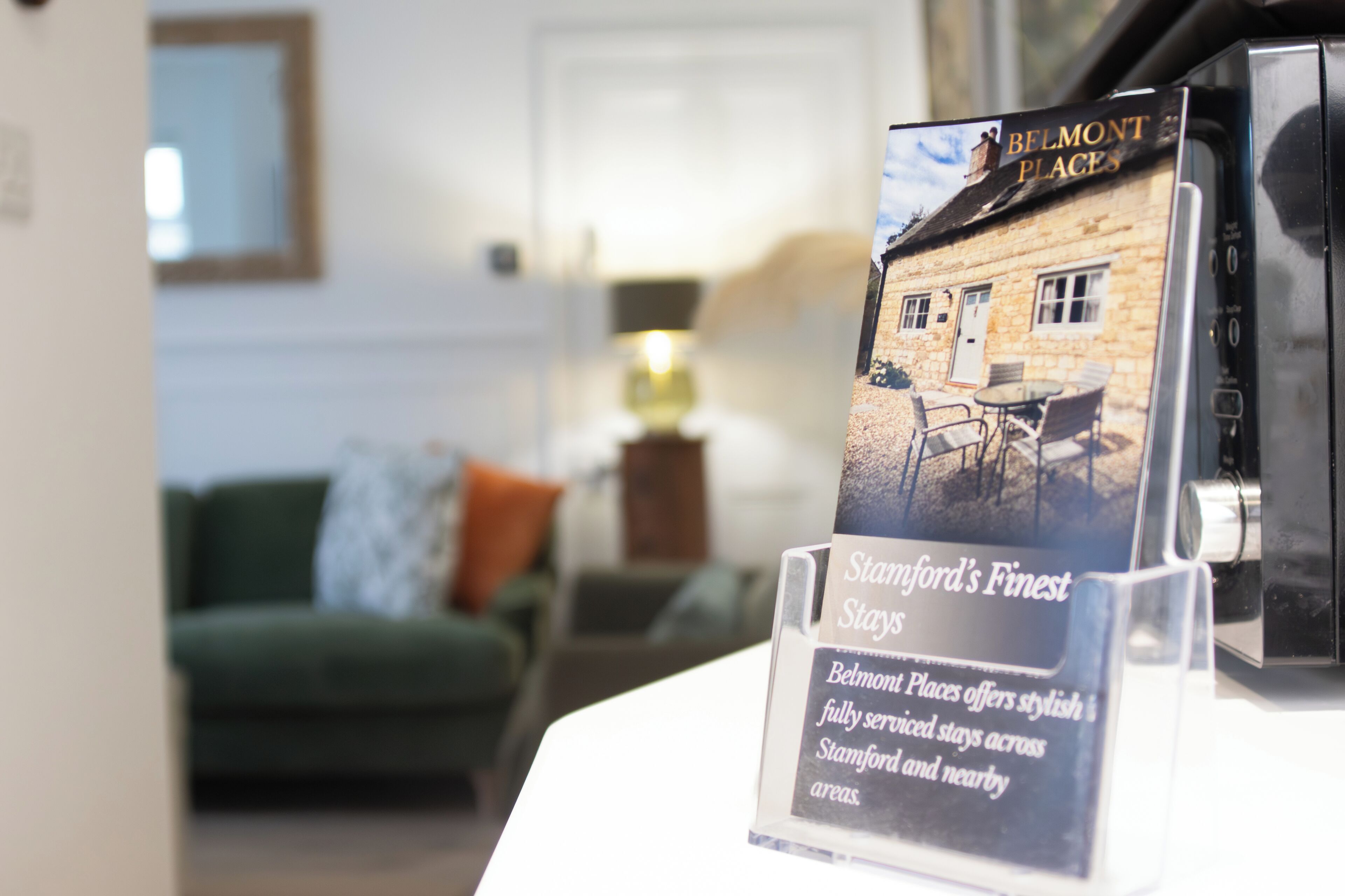 Un espositore per brochure con un cartello che indica 'Belmont Places' e una foto di un edificio in pietra.
