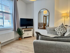 TV, books - Vine Cottage - 3 Bedroom, Stamford Centre. (Lincolnshire)