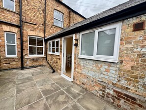 Exterior detail - Vine Cottage - 3 Bedroom, Stamford Centre. (Lincolnshire)