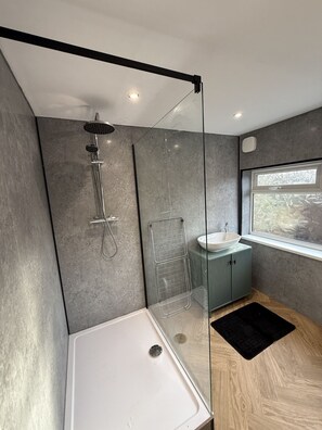 Bathroom - Cleethorpes top pick for guests and contractors! (North East Lincolnshire)