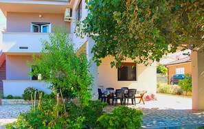 Outdoor dining - 2 bedroom stunning apartment in Dinjiska (Dinjiska)