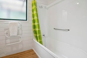 Shower, towels, shampoo - Whare Marie - Direct Redwoods Trail Access! (Rotorua)