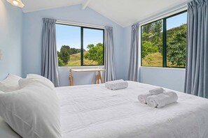 3 bedrooms, WiFi, bed sheets - Whare Marie - Direct Redwoods Trail Access! (Rotorua)