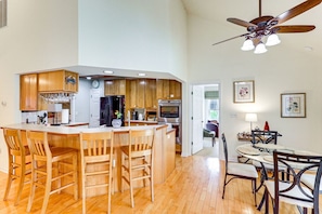 Dining - Sunny Lewes Retreat w Deck, Views & Fast WiFi! (Lewes)