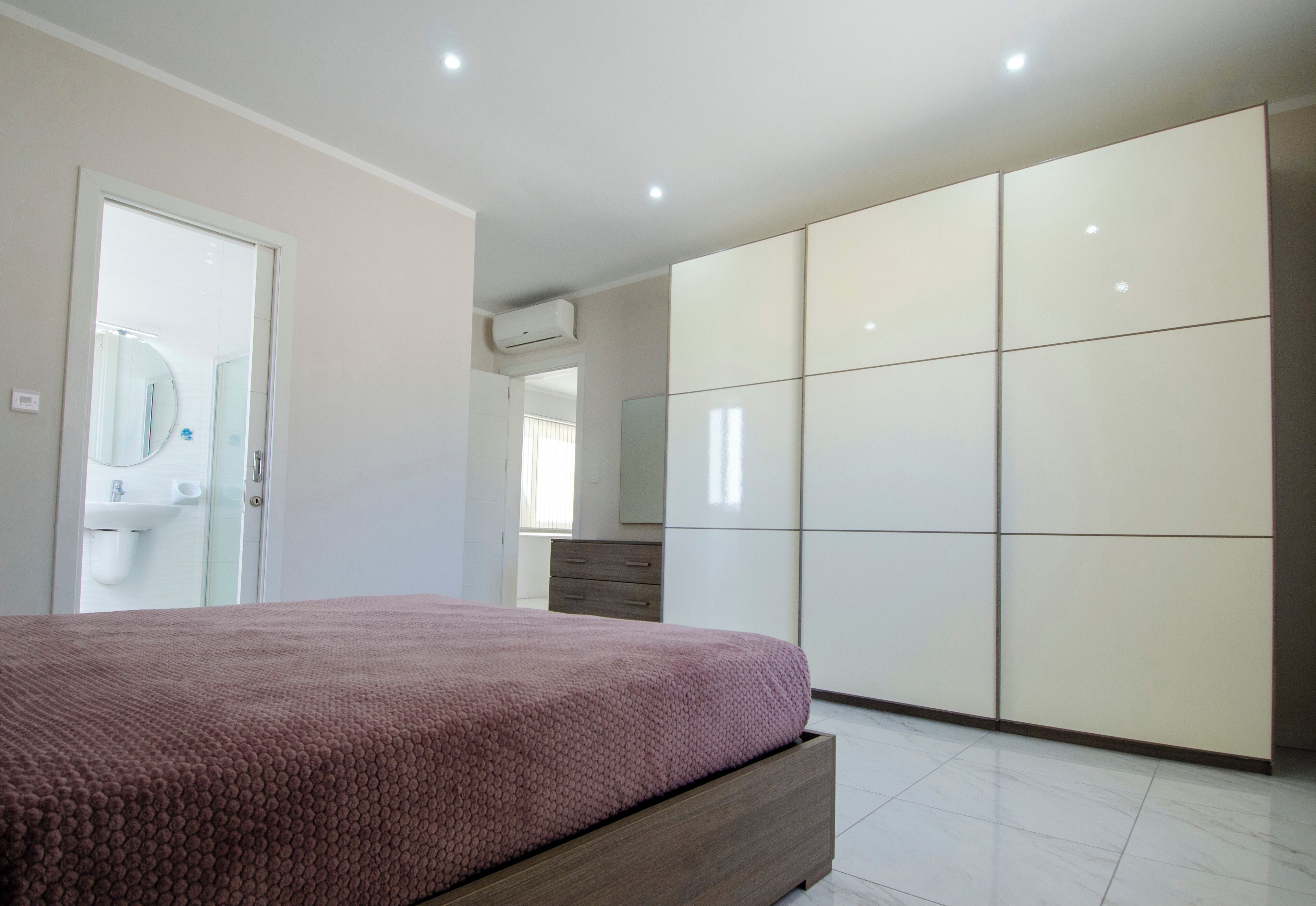 3 عدّة غرف نوم ومكواة/لوح كي وواي فاي وملاءات أسرّة