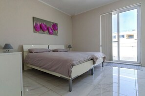 3 habitaciones, escritorio, tabla de planchar con plancha y wifi gratis 