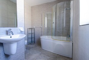 Shower, hair dryer, towels, soap - Hazy View Penthouse 13 · Modern Penthouse with terraces (Wied il-Għajn)