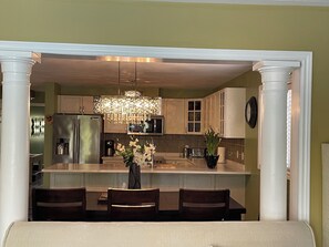 Fridge, microwave, oven, stovetop - Luxury Niagara-on-the-Lake Home 🏊 Pool • Sleeps 8 • Parking • Family Perfect (Niagara-on-the-Lake)
