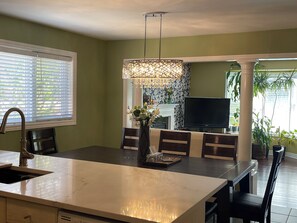 Dining - Luxury Niagara-on-the-Lake Home 🏊 Pool • Sleeps 8 • Parking • Family Perfect (Niagara-on-the-Lake)