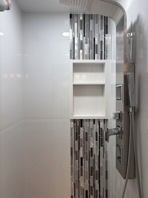 Shower, hair dryer, towels, soap - Luxury Niagara-on-the-Lake Home 🏊 Pool • Sleeps 8 • Parking • Family Perfect (Niagara-on-the-Lake)