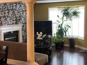 Smart TV, fireplace, video games, DVD player - Luxury Niagara-on-the-Lake Home 🏊 Pool • Sleeps 8 • Parking • Family Perfect (Niagara-on-the-Lake)