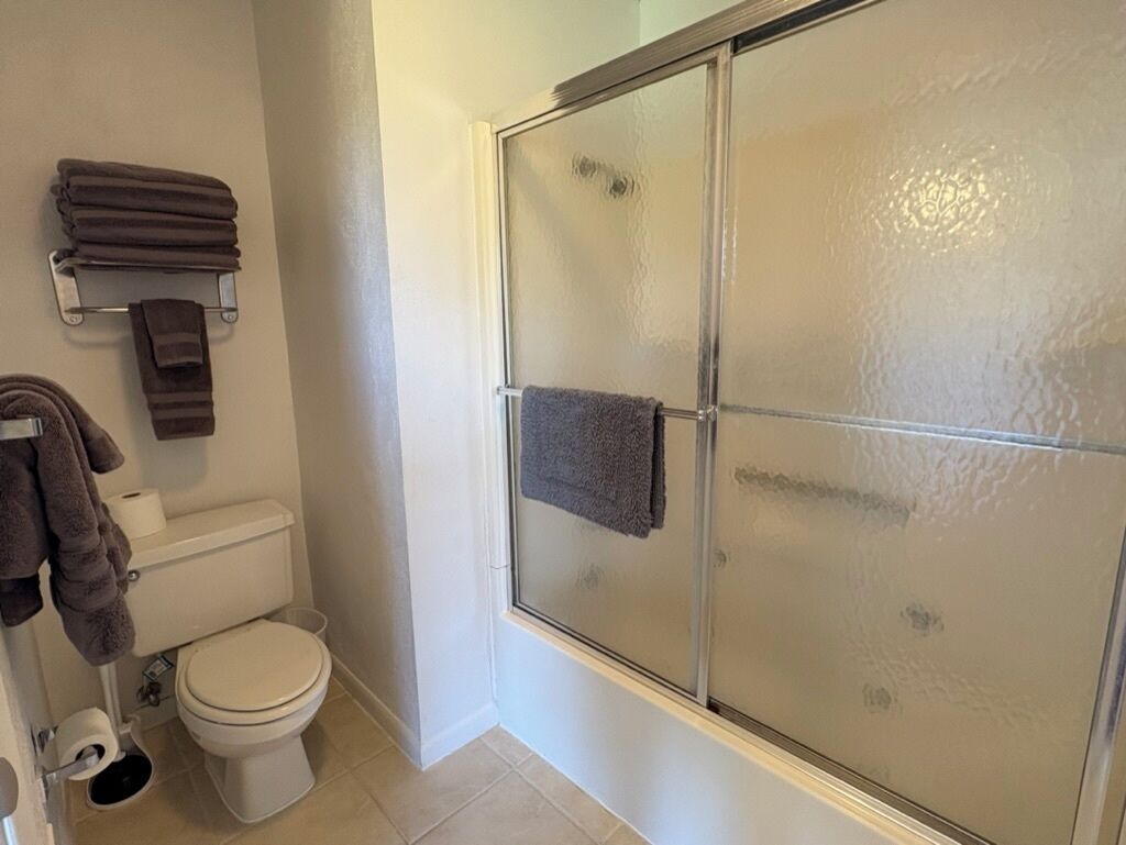 Baignoire à jets, sèche-cheveux, serviettes fournies, savon