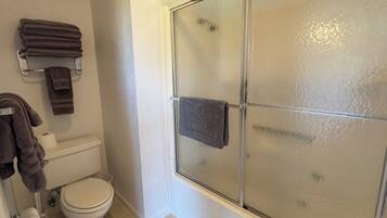 Baignoire à jets, sèche-cheveux, serviettes fournies, savon