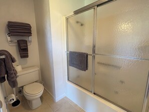 Tina de hidromasaje, secadora de cabello, toallas, jabón 