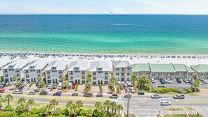 Un hôtel situé en bord de mer, composé de plusieurs bâtiments à étages, doté d’un parking et offrant une vue sur l’océan.