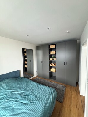 1 bedroom, WiFi, bed sheets - Unique and spacious apartment - great view! (Rostock)